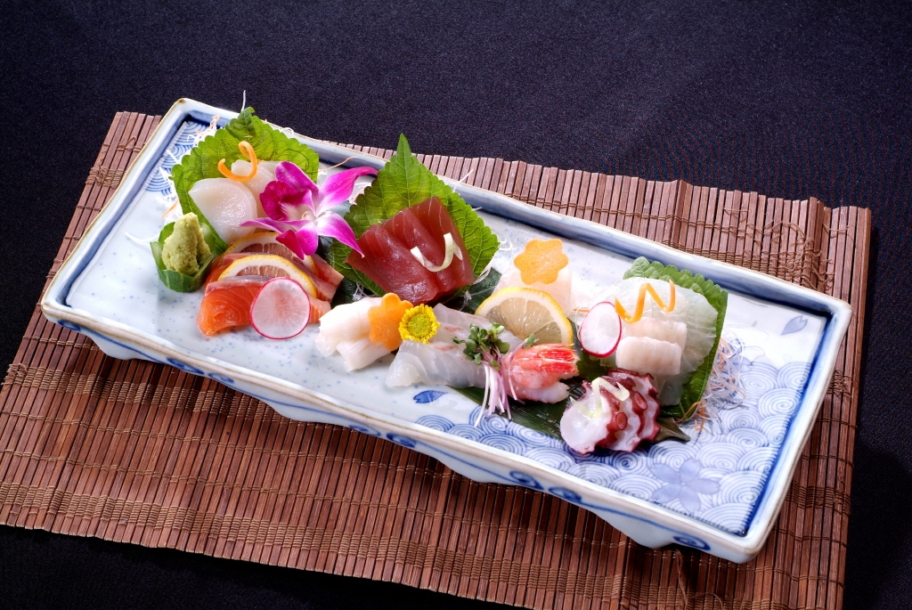 모둠회<br>お刺身の盛り合わせ<br>Assorted Raw Fish(Sashimi)<br> (중)33,000원 (대)...